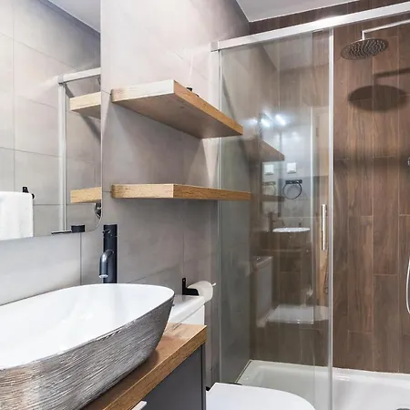 Apartment 1 Bedroom With Ac Fiber Optic Internet דירה *